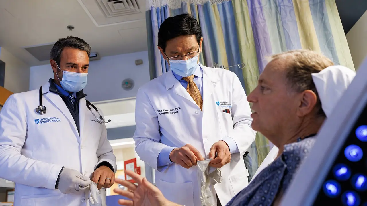 De izquierda a derecha, los cirujanos Leonardo Riella y Tatsuo Kawai junto al paciente Tim Andrews, tras el xenotrasplante de ri&ntilde;&oacute;n porcino realizado en 2025. Foto: Kate Flock / Hospital General de Massachusetts.