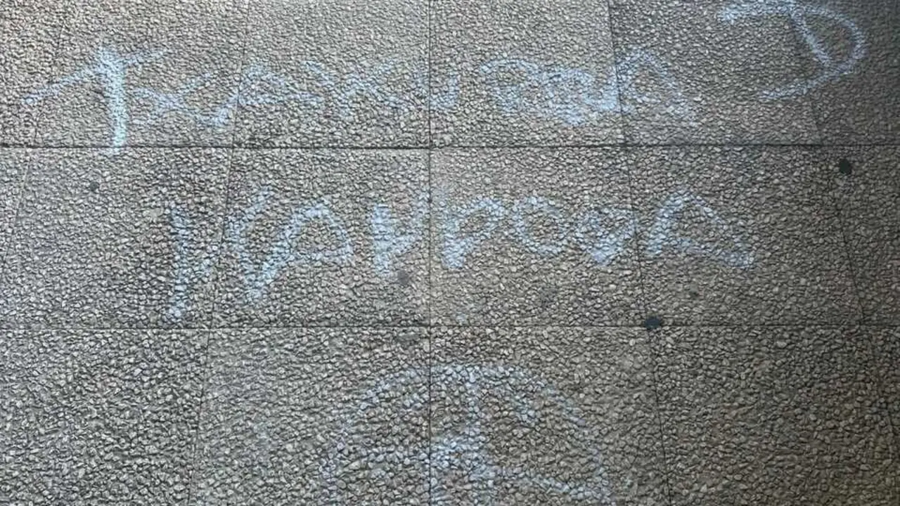 Pintada con una diana junto al domicilio de un ertzaina en Vitoria-Gasteiz