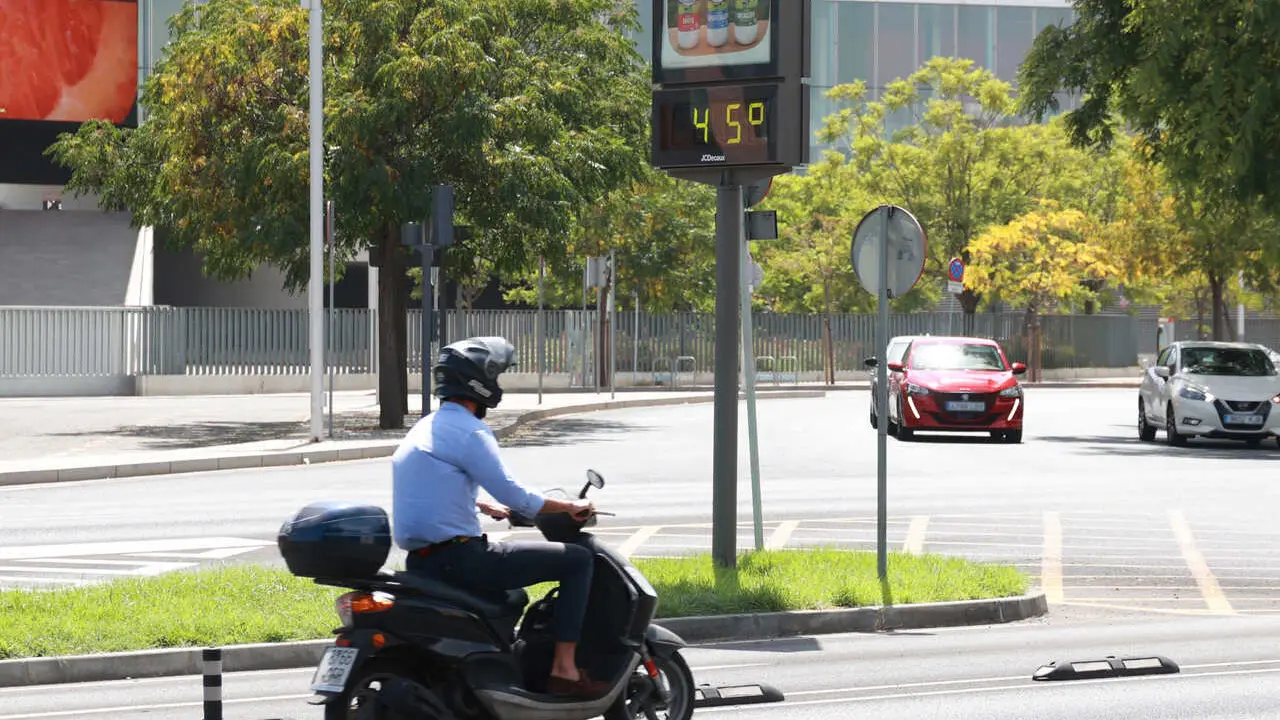 Jornada de intenso calor en Sevilla. A 03 de septiembre de 2026, en Sevilla (Andaluc&iacute;a, Espa&ntilde;a). El mes de agosto en Andaluc&iacute;a se despide con un aumento de las temperaturas, de manera que sit&uacute;a el comienzo de septiembre por encima de los 40 grados en el V