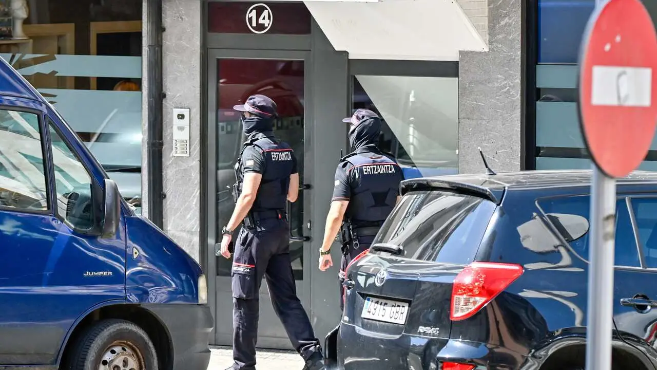 La ertzaintza registra varios domicilios en las calles Paulo VI Auzunea y Arretxe del barrio de Landeta en relaci&oacute;n con el tiroteo de ayer, a 2 de septiembre de 2026, en Azpeitia, Guipuzcoa, Pa&iacute;s Vasco (Espa&ntilde;a). 