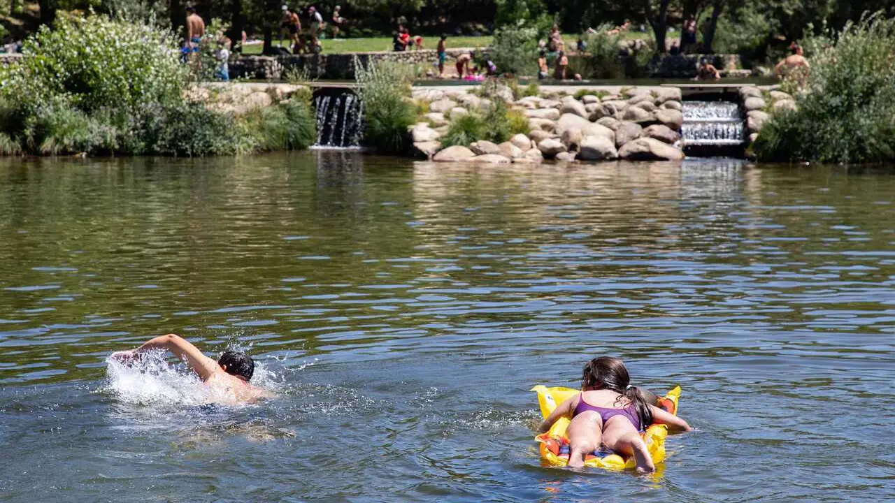 Archivo - Imagen de recurso de personas nadando en un r&iacute;o.
