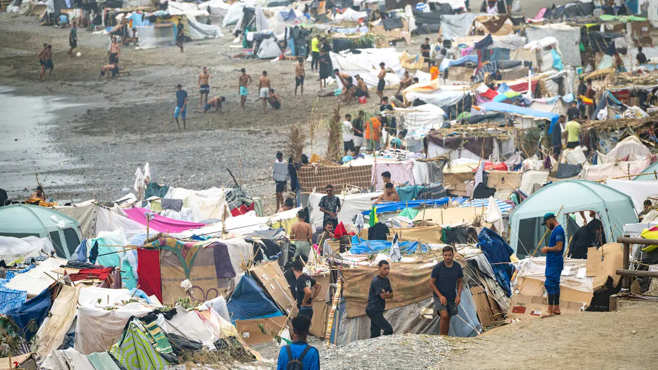 Centenares de migrantes acampan en la playa del Trampol&iacute;n, a 3 de septiembre de 2026