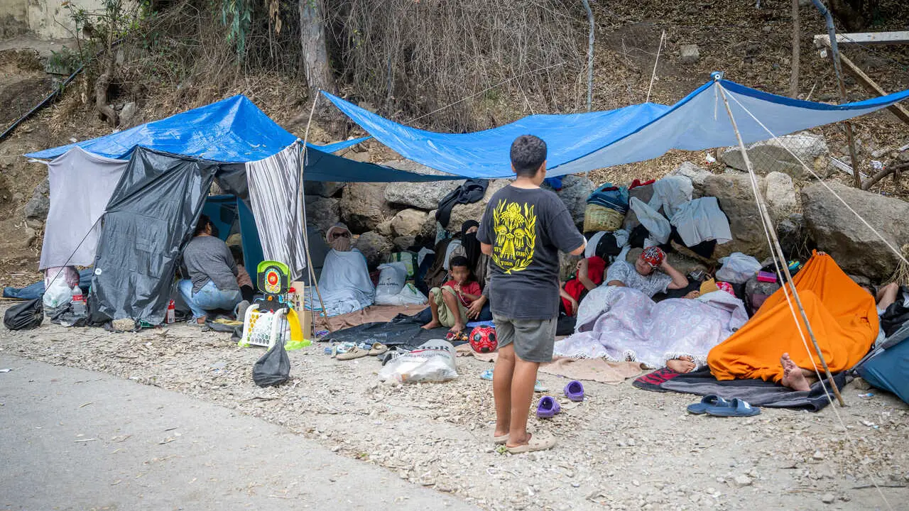 Familias migrantes esperan a las puertas del Centro Ecuestre la H&iacute;pica de Ceuta, a 3 de septiembre de 2026, a Ceuta (Espa&ntilde;a).