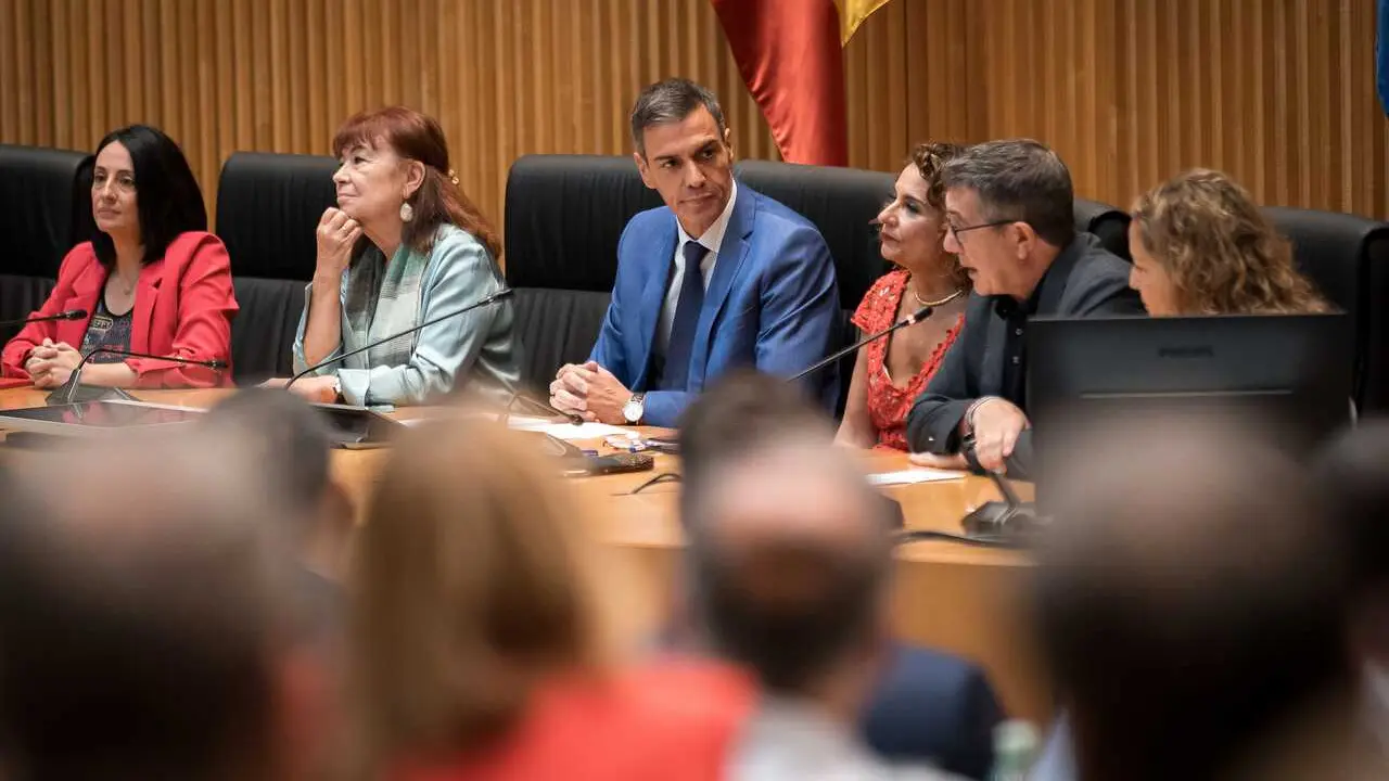 Archivo - Pedro S&aacute;nchez, acompa&ntilde;ado por Mar&iacute;a Jes&uacute;s Montero, el portavoz del grupo socialista en el Congreso, Patxi L&oacute;pez, y por la presidenta del PSOE, Cristina Narbona, interparlamentaria del Grupo Socialista (Congreso, Senado y Parlamento Europeo) . Ar