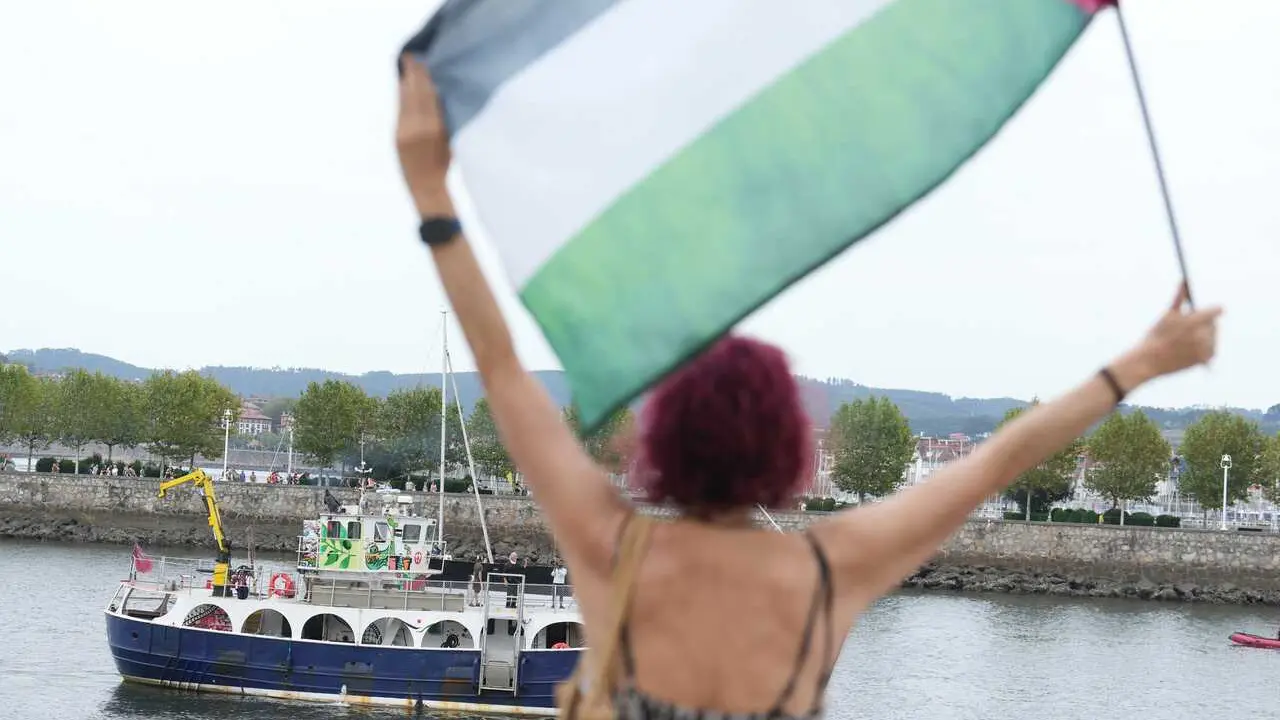 Llegada del barco de la flotilla a Portugalete