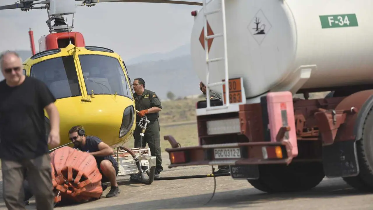Helic&oacute;ptero en el aer&oacute;dromo de Santa Cilia de Jaca durante las labores de extinci&oacute;n de un incendio forestal, a 16 de agosto de 2026, en Las Pe&ntilde;as de Riglos, Huesca, Arag&oacute;n (Espa&ntilde;a). 
