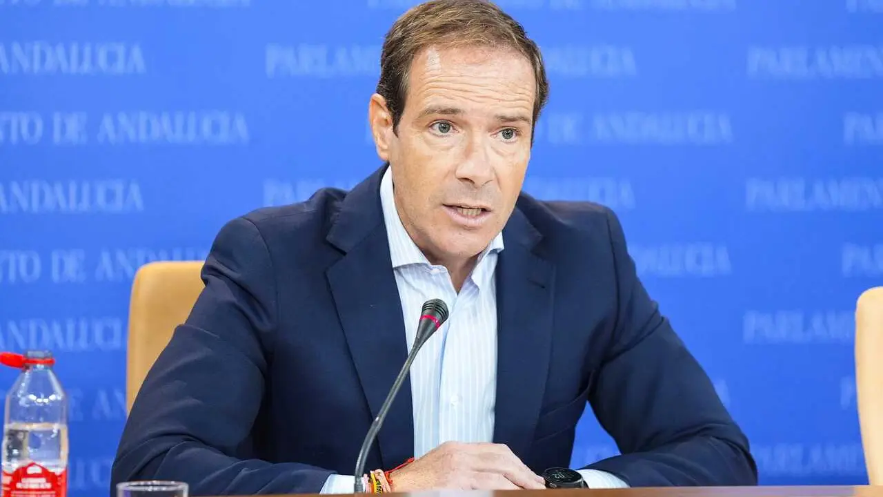 El portavoz del grupo parlamentario VOX, Javier Cort&eacute;s, durante la ronda de ruedas de prensa de portavoces de los grupos parlamentarios en el Parlamento de Andaluc&iacute;a. A 2 de septiembre de 2026 en Sevilla (Andaluc&iacute;a, Espa&ntilde;a).
