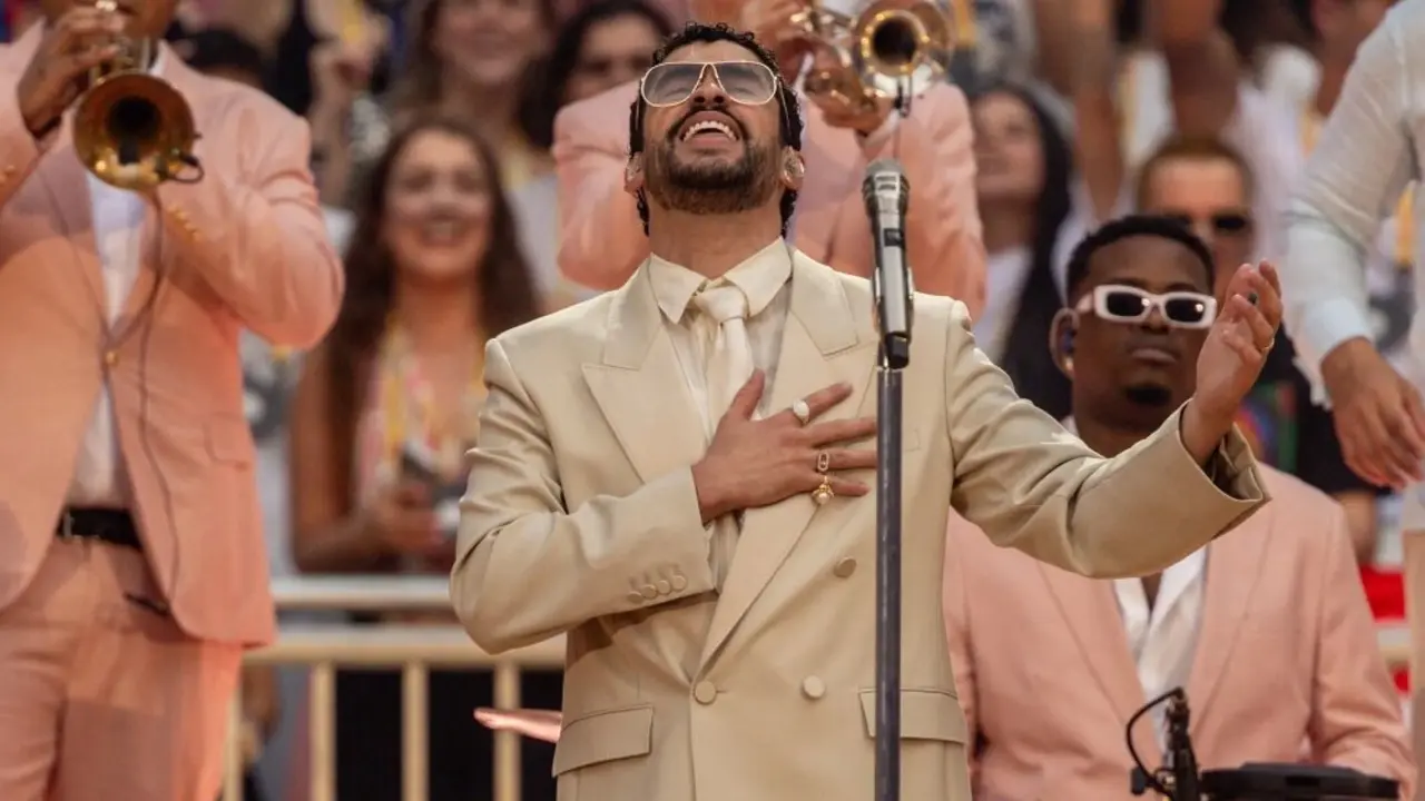 Bad Bunny actuando en el descanso de la Super Bowl