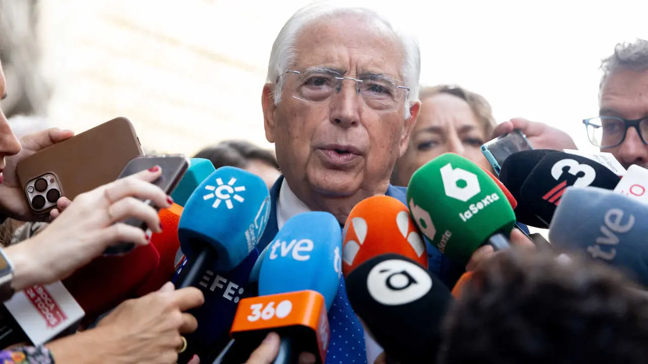 El presidente de Melilla, Juan Jos&eacute; Imbroda, atiende a los medios antes de acudir a un desayuno informativo de Nueva Econom&iacute;a F&oacute;rum protagonizado por el presidente de Ceuta, Juan Jes&iacute;s Vivas