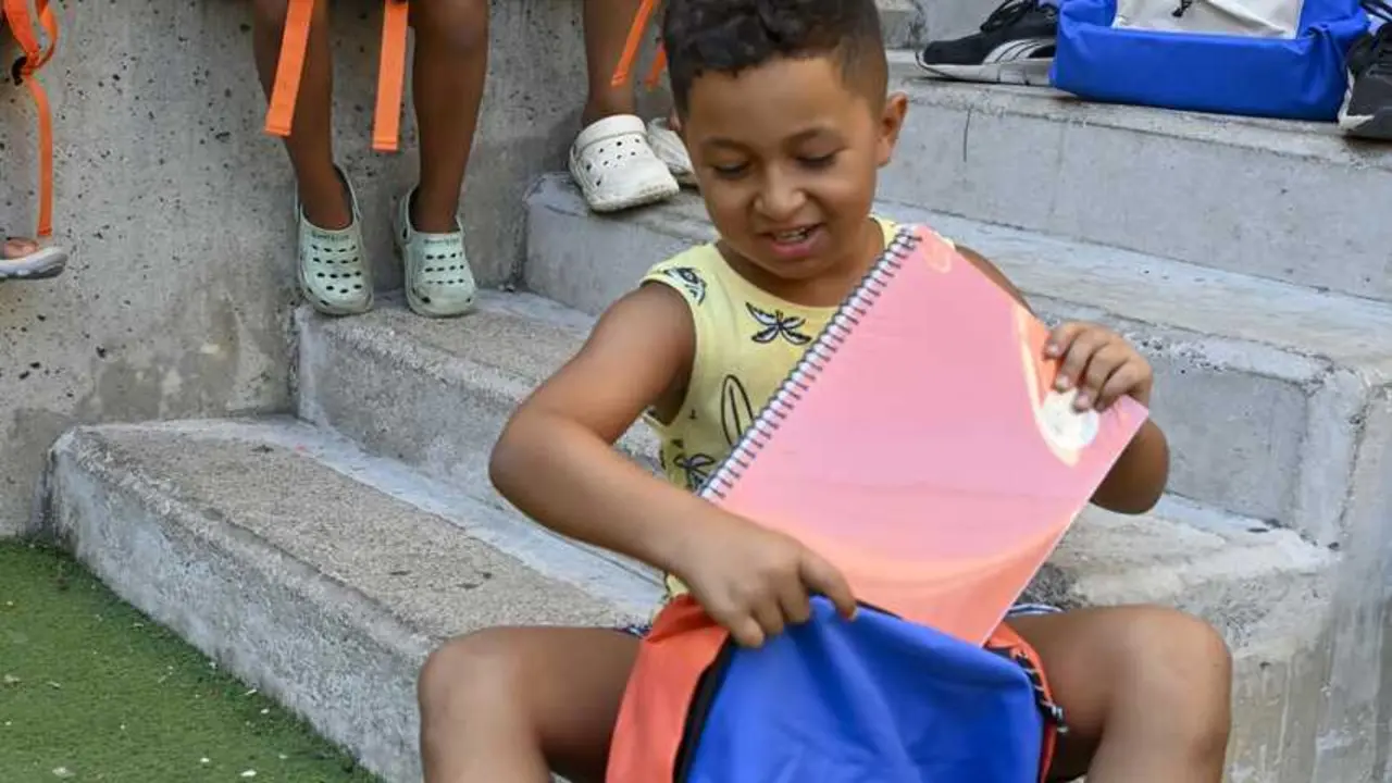 Un ni&ntilde;o usuario del programa CaixaProinfancia con material escolar nuevo