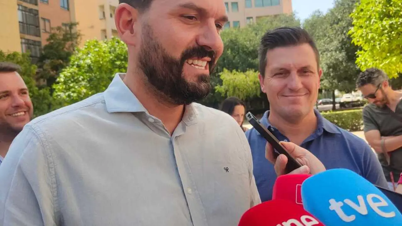 El secretario regional del PSOE, &Aacute;lvaro S&aacute;nchez Cotrina, atiende a los medios en C&aacute;ceres