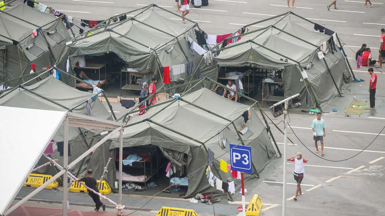 Varios inmigrantes acampados, a 5 de septiembre de 2026, en Ceuta (Espa&ntilde;a).