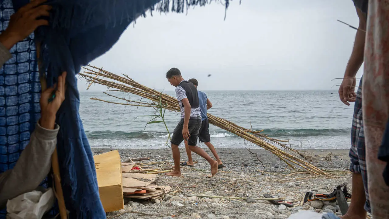 Varios inmigrantes acampados en la playa, a 5 de septiembre de 2026, en Ceuta (Espa&ntilde;a).