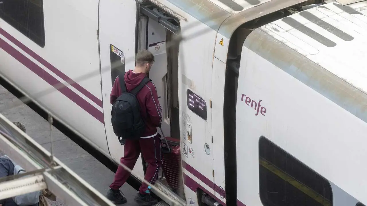 Archivo - Un viajero coge un tren en la Estaci&oacute;n Puerta de Atocha-Almudena Grandes, a 5 de diciembre de 2024, en Madrid