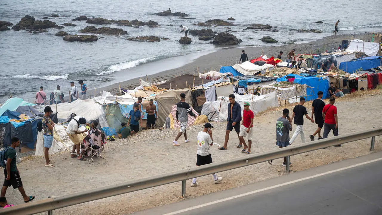 Centenares de migrantes acampan en la playa del Trampol&iacute;n, a 3 de septiembre de 2026, en Ceuta (Espa&ntilde;a). 