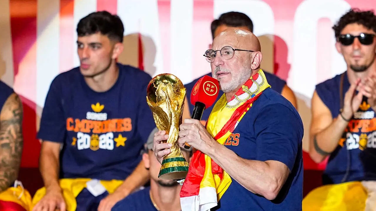 Archivo - Luis de la Fuente, seleccionador nacional masculino de f&uacute;tbol, en la celebraci&oacute;n por el Mundial 2026.