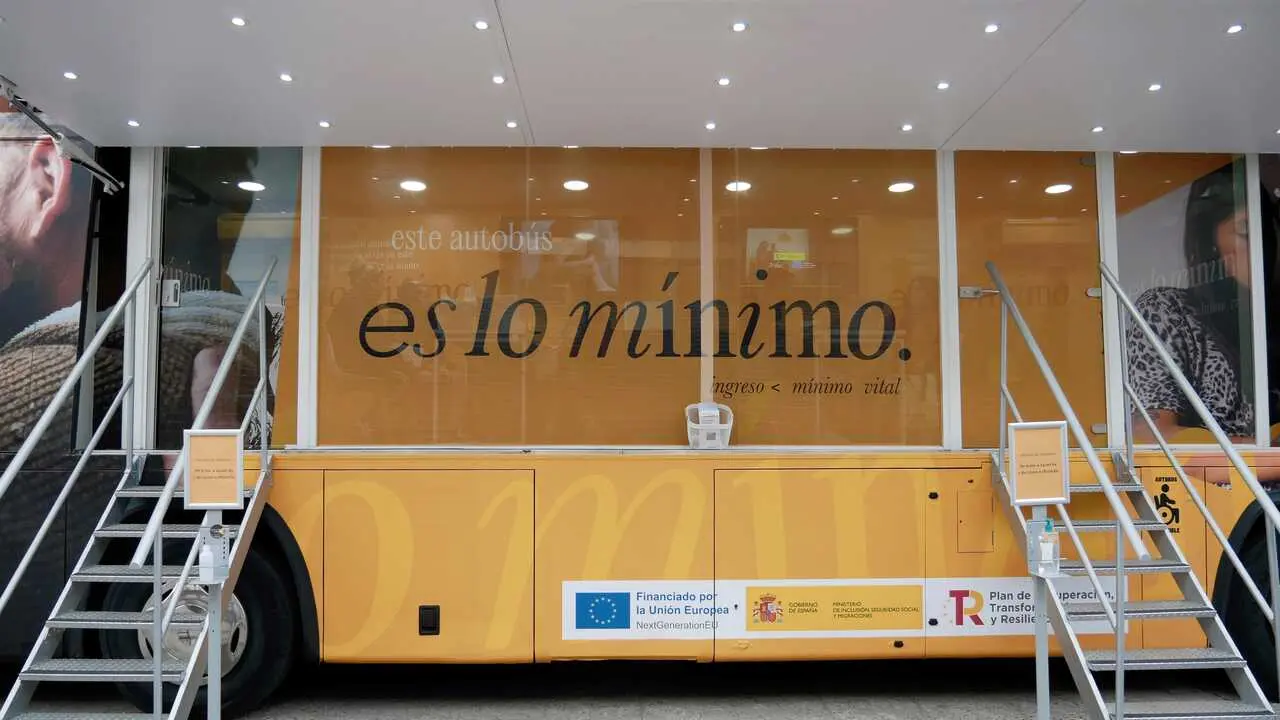 Archivo - Autob&uacute;s del Ingreso M&iacute;nimo Vital.