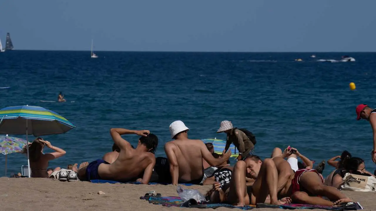 Archivo - Varias personas en la playa, a 17 de julio de 2024, en Barcelona, Catalunya (Espa&ntilde;a). 
