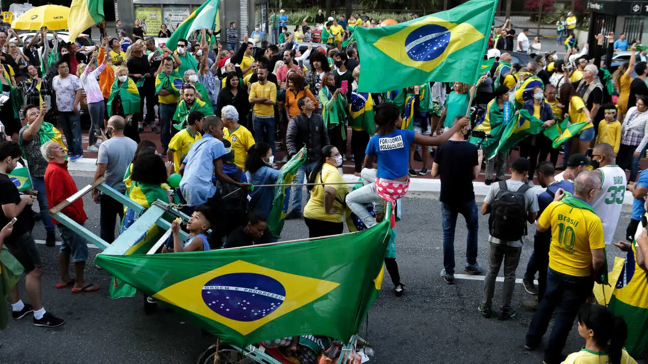 Archivo - Manifestaci&oacute;n de ciudadanos en Sao Paulo pidiendo la reapertura de negocios en el pa&iacute;s