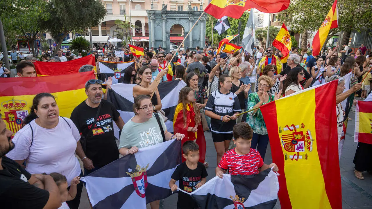 Decenas de personas se manifiestan ante la situaci&oacute;n migratoria en Ceuta, a 7 de septiembre de 2026, en Ceuta (Espa&ntilde;a).