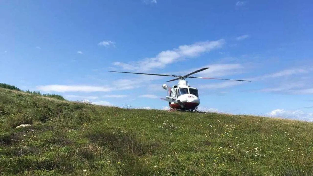 Archivo - El helic&oacute;ptero del Gobierno de Cantabria realiza un rescate 