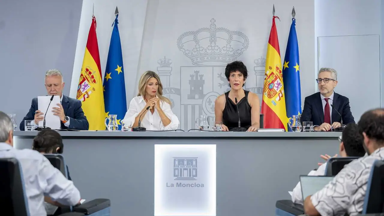 (I-D) El ministro de Pol&iacute;tica Territorial y Memoria Democr&aacute;tica, &Aacute;ngel V&iacute;ctor Torres; la vicepresidenta segunda y ministra de Trabajo y Econom&iacute;a Social, Yolanda D&iacute;az; la ministra de Inclusi&oacute;n, Seguridad Social y Migraciones y portavoz del Gobierno, Elma S