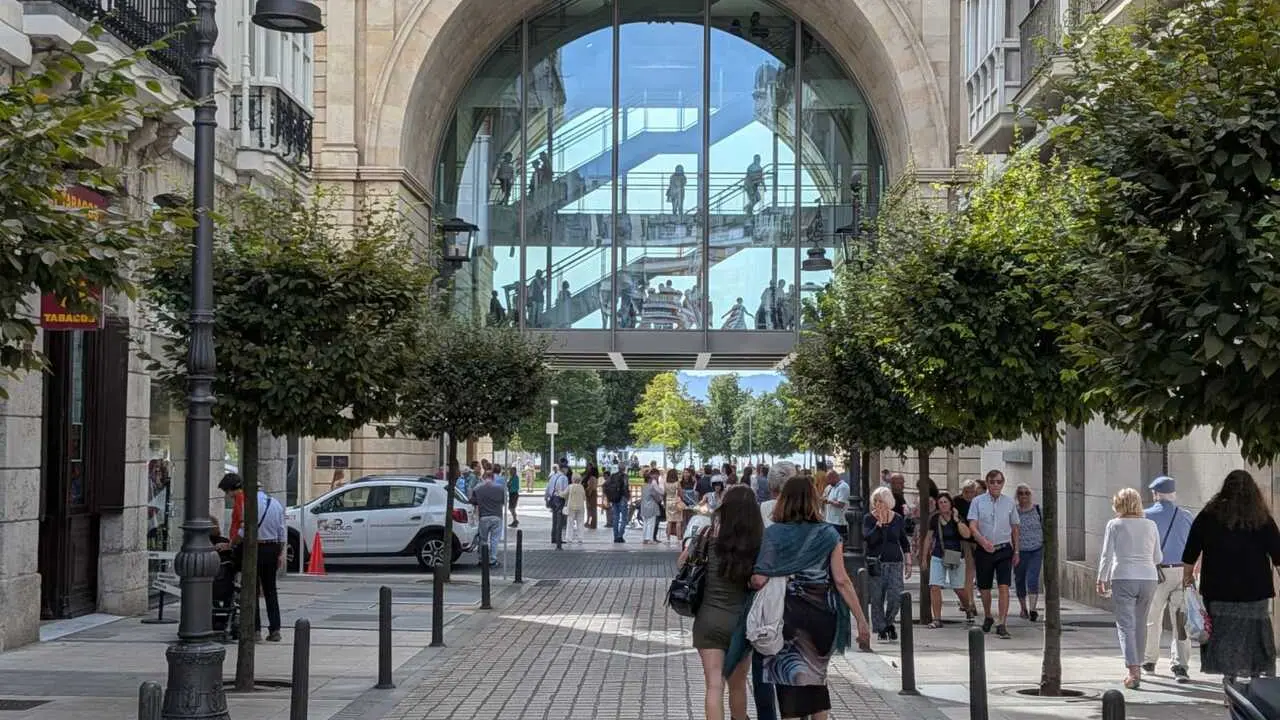 El arco de Faro Santanter y las filas para entrar en &eacute;l en su estreno para el p&uacute;blico.