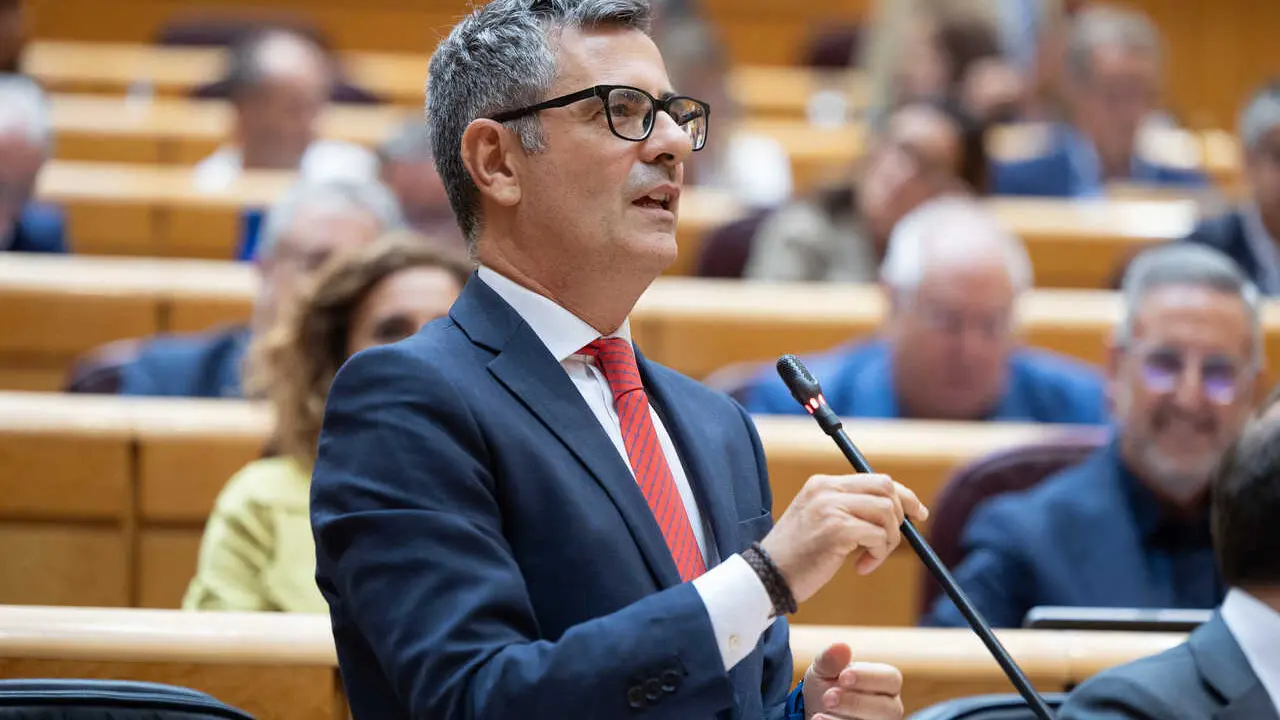 El ministro de Presidencia, Justicia y Relaciones con las Cortes, F&eacute;lix Bola&ntilde;os, durante la sesi&oacute;n de control en el Senado