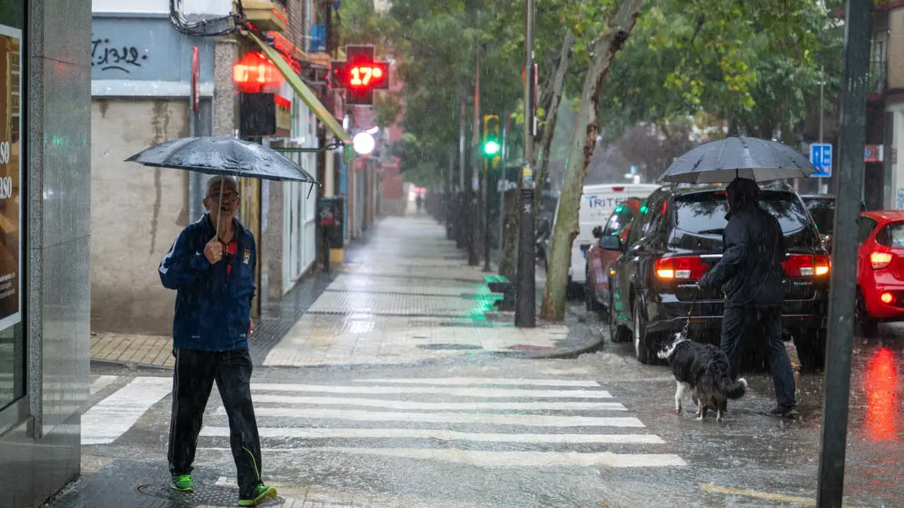 Archivo - Varias personas caminan bajo la lluvia, a 21 de septiembre de 2024, en Zaragoza, Arag&oacute;n (Espa&ntilde;a). 