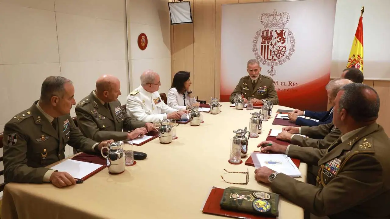 Felipe VI se re&uacute;ne con la ministra de Defensa, Margarita Robles, para examinar la situaci&oacute;n de Ceuta.