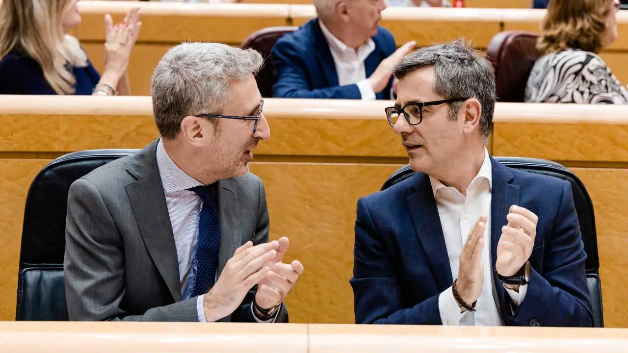 Archivo - El ministro de la Presidencia, Justicia y Relaciones con las Cortes, F&eacute;lix Bola&ntilde;os (d) y el ministro de Hacienda, Arcadi Espa&ntilde;a (i), durante una sesi&oacute;n de control al Gobierno, en el Senado, a 23 de junio de 2026, en Madrid (Espa&ntilde;a).