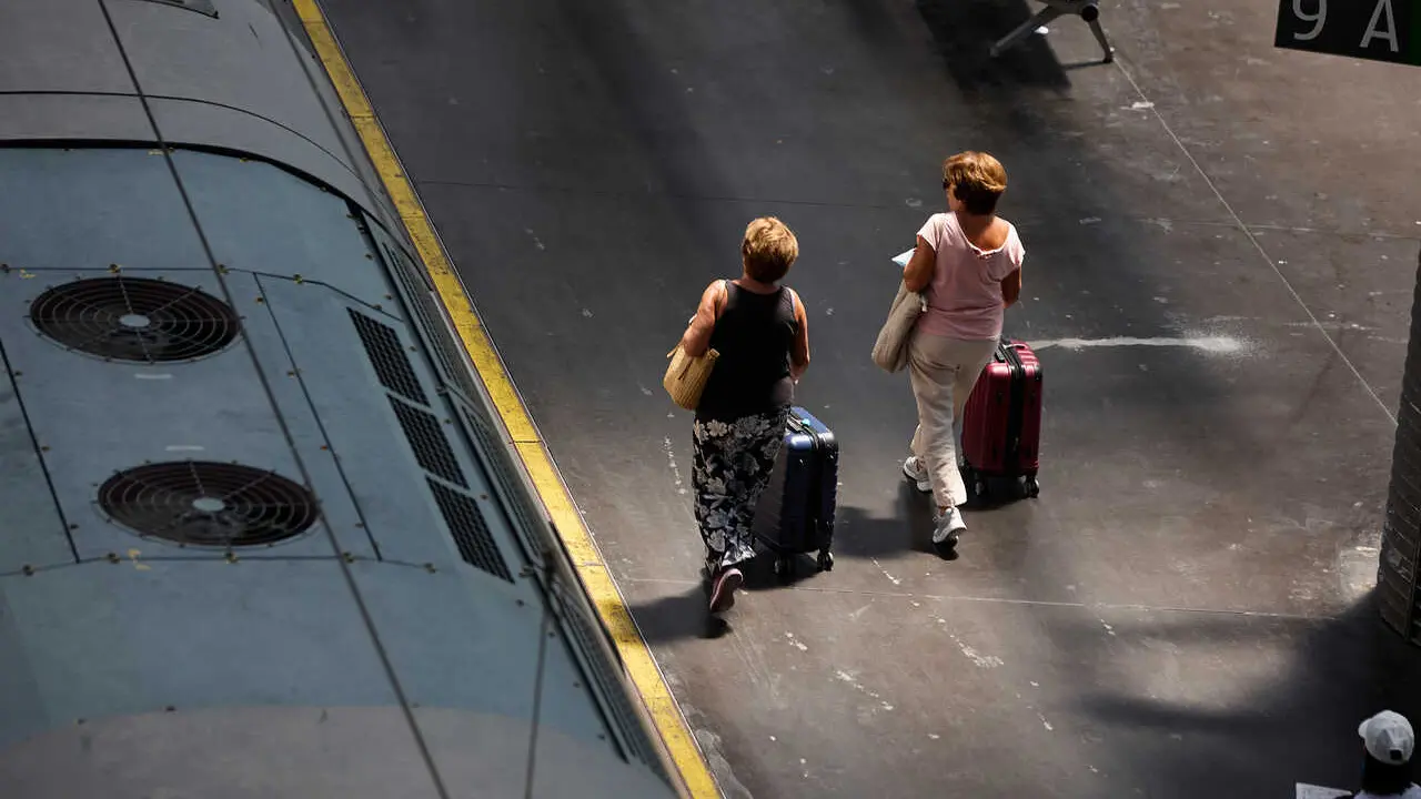 Archivo - Dos mujeres caminan por un and&eacute;n de la estaci&oacute;n de Ave Madrid - Puerta de Atocha, a 8 de agosto de 2022, en Madrid (Espa&ntilde;a). 