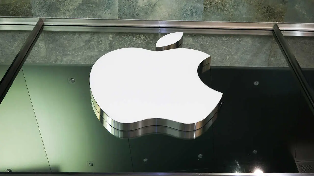 Archivo - FILED - 02 May 2023, Hamburg: FILE&nbsp;PHOTO&nbsp;- The logo of the US technology company Apple is visible at night at the Apple Store. Photo: Christian Charisius/dpa