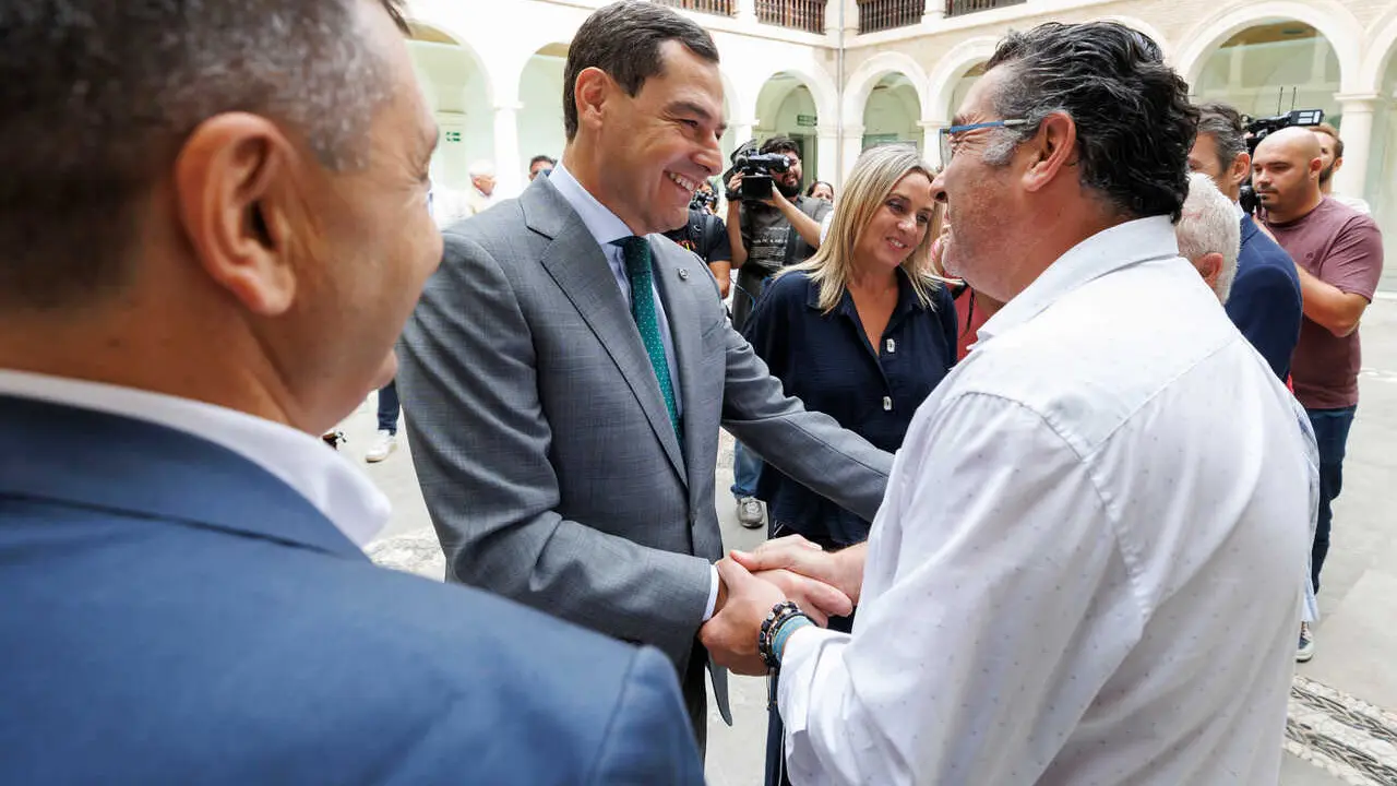 El presidente de la Junta de Andaluc&iacute;a, Juanma Moreno, se re&uacute;ne con alcaldes de municipios afectados por los terremotos y con representantes de asociaciones vecinales del Zaid&iacute;n en la Delegaci&oacute;n del Gobierno andaluz de Granada a 9 de septiembre de 2026