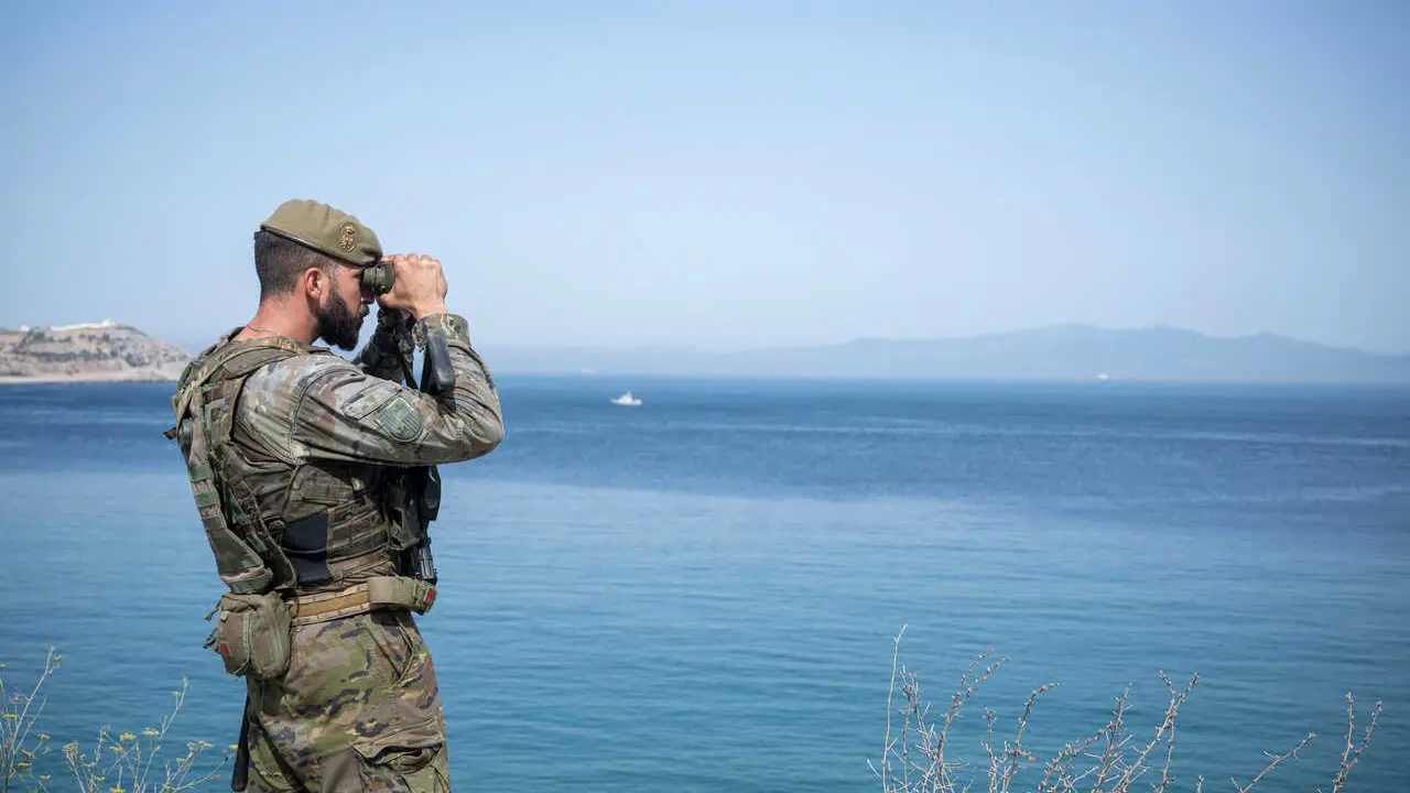 Un militar vigila la frontera entre Espa&ntilde;a y Marruecos, a 8 de septiembre de 2026, en Ceuta (Espa&ntilde;a). 