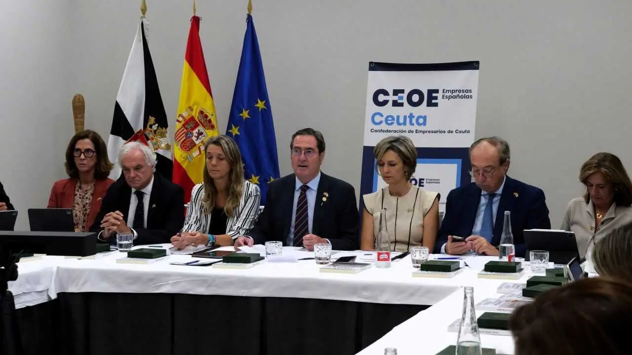 El presidente de la CEOE, Antonio Garamendi (en el centro) preside la reuni&oacute;n de la junta directiva de la patronal, que excepcionalmente se ha celebrado en Ceuta como muestra de apoyo a la ciudad aut&oacute;noma