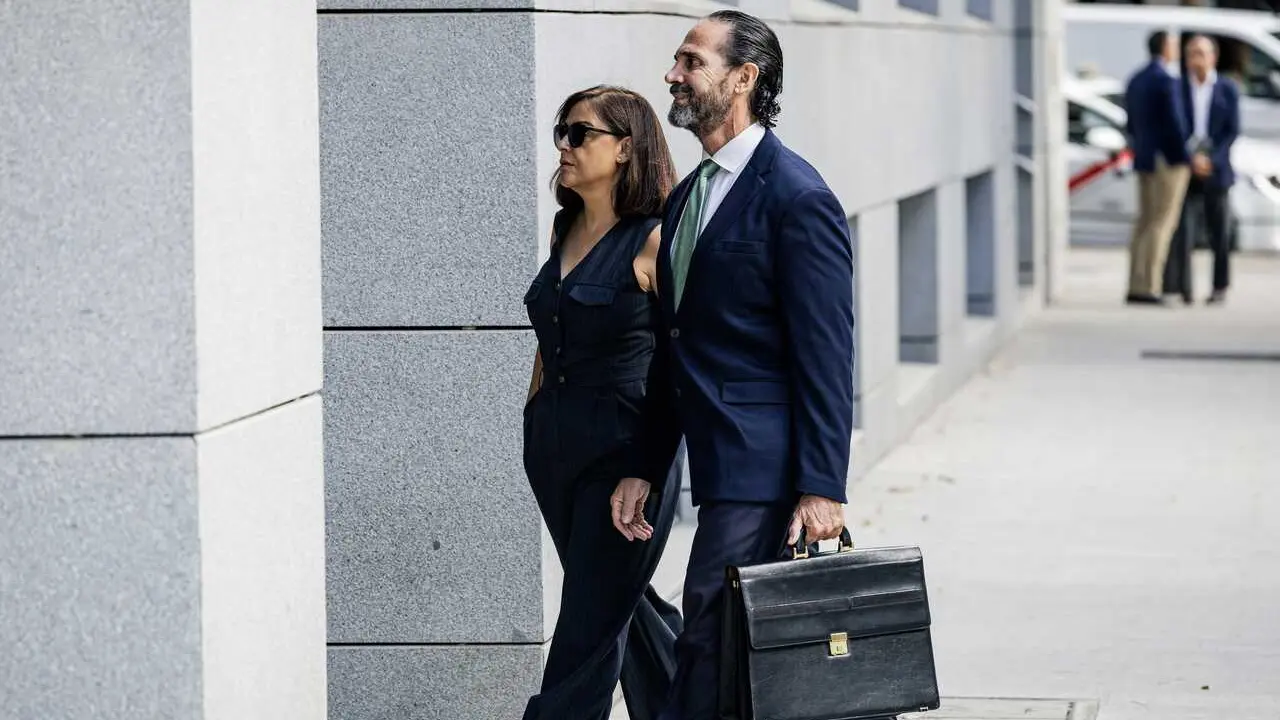 La Gerente del Partido Socialista Obrero Espa&ntilde;ol (PSOE), Ana Mar&iacute;a Fuentes Pacheco (i), a su llegada a la Audiencia Nacional, a 9 de septiembre de 2026, en Madrid (Espa&ntilde;a)