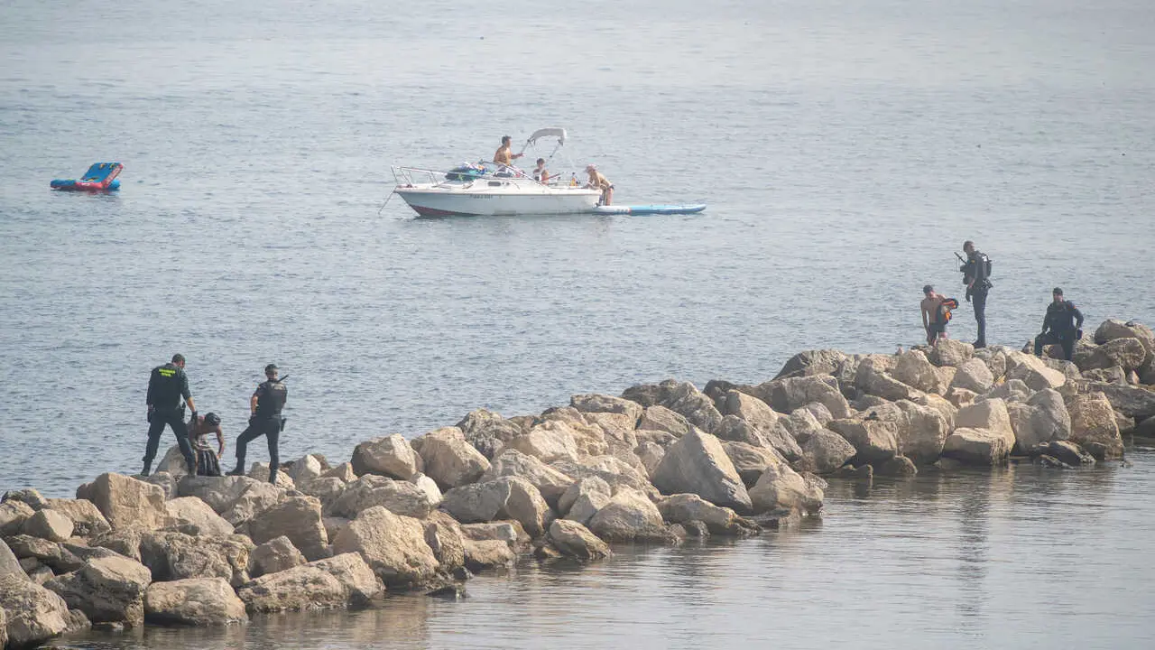 Archivo - Agentes de la Guardia Civil controlan la frontera, a 1 de agosto de 2026, en Ceuta (Espa&ntilde;a). Tras la crisis migratoria desatada el pasado jueves 30 de julio, el flujo de personas cruzando a nado desde Marruecos a Ceuta ha finalmente cesado duran