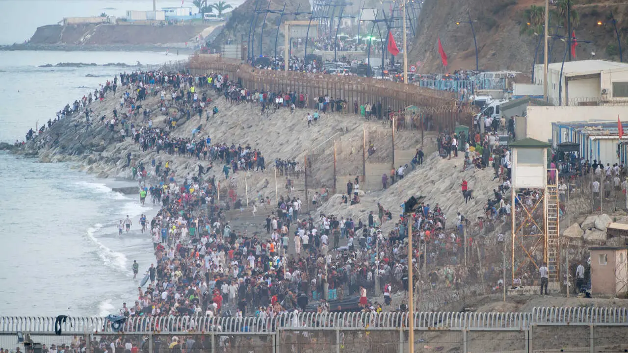 Archivo - Decenas de migrantes intentan traspasar la frontera entre Ceuta y Marruecos, a 31 de julio de 2026, en Madrid (Espa&ntilde;a). 