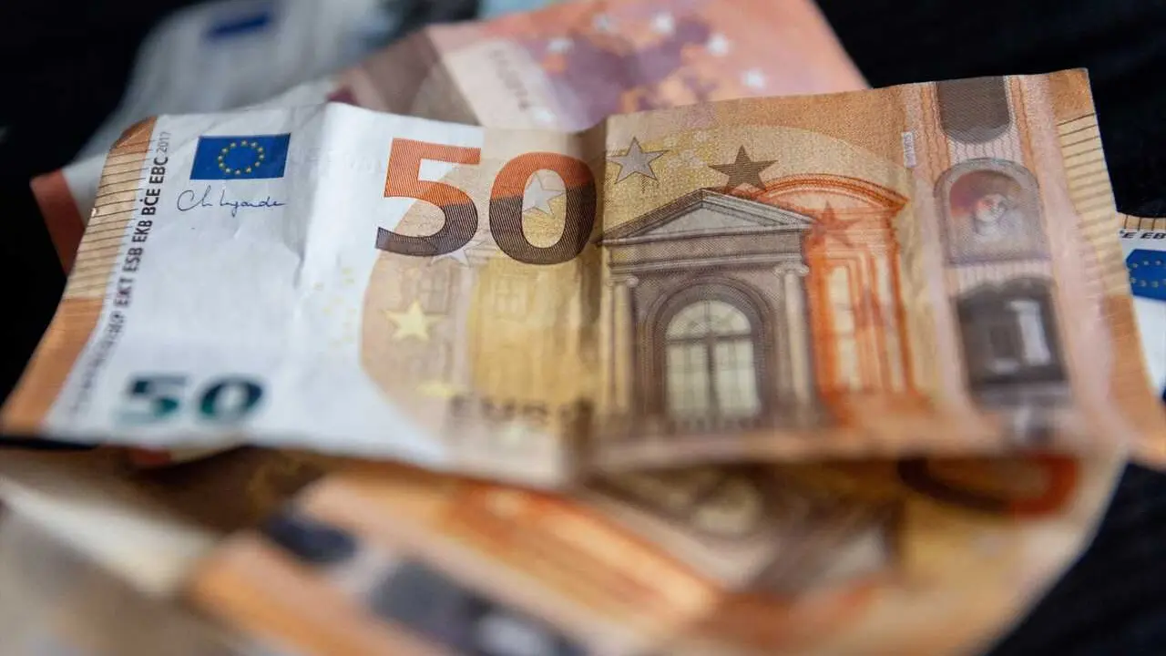 Archivo - (Foto de ARCHIVO) Varios billetes, a 9 de enero de 2024, en Madrid (Espa&ntilde;a).