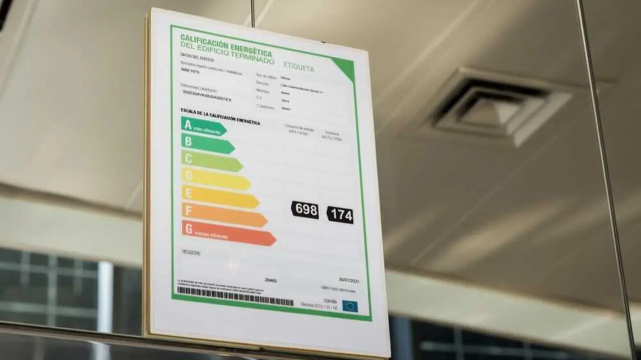 Archivo - Un panel describiendo la eficiencia energ&eacute;tica de un edificio