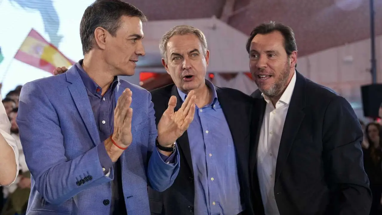 Archivo - (I-D) El presidente del Gobierno, Pedro S&aacute;nchez; el expresidente del Gobierno Jos&eacute; Luis Rodr&iacute;guez Zapatero y el ministro de Transportes y Movilidad Sostenible, &Oacute;scar Puente, durante el cierre de la campa&ntilde;a del PSOE, a 13 de marzo de 2026, en Val