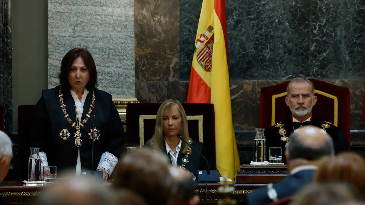 El rey Felipe VI, la presidenta del Tribunal Supremo y del Consejo General del Poder Judicial, Isabel Perell&oacute; y la fiscal general del Estado, Teresa Peramato, durante el acto de apertura del A&ntilde;o Judicial, en el Tribunal Supremo este jueves.- POOL