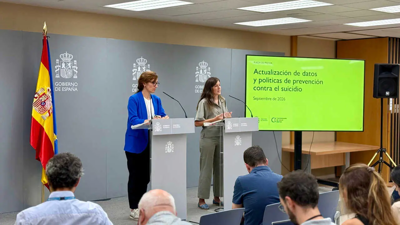 
<p>Sanidad crear&aacute; un Sistema de Vigilancia de Salud Mental y un registro estatal del suicidio</p>
<p>   MADRID, 10 (EUROPA PRESS TELEVISI&Oacute;N)</p>
<p>   La ministra de Sanidad, M&oacute;nica Garc&iacute;a, ha informado este jueves de que el a&ntilde;o pasado se produjeron 3.808 muertes por suicidio, seg&uacute;n las cifras provisionales, lo que supone el tercer descenso anual consecutivo de fallecimientos por esta causa, con una disminuci&oacute;n de 145 respecto a 2024 y de 419 en comparaci&oacute;n con 2022, as&iacute; como una reducci&oacute;n acumulada superior al 10 por ciento.</p>
<p>   "Es una evoluci&oacute;n positiva, es una evoluci&oacute;n esperanzadora, pero obviamente, como siempre, debemos interpretarla con prudencia", ha subrayado Garc&iacute;a en rueda de prensa, coincidiendo con el D&iacute;a Mundial para la Prevenci&oacute;n del Suicidio, despu&eacute;s de aseverar que "siguen siendo 3.808 vidas perdidas y familias rotas", tras lo que ha apuntado que el suicidio es un "fen&oacute;meno complejo, multicausal", con una "dimensi&oacute;n social".</p>
<p>   La ministra ha puesto en valor el "esfuerzo decidido" que ha hecho en los &uacute;ltimos a&ntilde;os el Ministerio de Sanidad para situar la salud mental "en el sitio que se merece dentro de las pol&iacute;ticas p&uacute;blicas" y por reforzar la prevenci&oacute;n del suicidio como una "prioridad de pa&iacute;s".</p>
<p>   En este contexto, ha avanzado que su departamento est&aacute; redactando un real decreto que regular&aacute; el Sistema de Vigilancia de Salud Mental y crear&aacute; el primer registro estatal del suicidio.</p>
<p>   "Contar con un sistema que nos permita saber qu&eacute; es lo que est&aacute; ocurriendo, detectar lo antes posible cambios y evaluar si las pol&iacute;ticas que estamos impulsando est&aacute;n funcionando (...), en el fondo consiste en saber qu&eacute; est&aacute; pasando con la salud mental de la gente, detectar d&oacute;nde empiezan y aparecen nuevas situaciones de riesgo y poder llegar antes para poder prevenirlas", ha explicado.</p>
<p>RD DE VIGILANCIA DE SALUD MENTAL</p>
<p>   El real decreto desarrollar&aacute; "tres elementos", comenzando por la creaci&oacute;n del Sistema de Vigilancia de Salud Mental, que Garc&iacute;a ha detallado que permitir&aacute; disponer de informaci&oacute;n homog&eacute;nea, sistem&aacute;tica y comparable en todo el pa&iacute;s. Seg&uacute;n ha precisado, se integrar&aacute; en la Red Estatal de Vigilancia en Salud P&uacute;blica y contar&aacute; con una unidad central coordinada con las unidades de las comunidades aut&oacute;nomas.</p>
<p>   En segundo lugar, establecer&aacute; procedimientos comunes a trav&eacute;s de un comit&eacute; t&eacute;cnico que acordar&aacute; c&oacute;mo se recoge y se analiza la informaci&oacute;n para que los datos signifiquen lo mismo en cualquier comunidad.</p>
<p>   El tercer elemento es la puesta en marcha del registro estatal del suicidio, que integrar&aacute; informaci&oacute;n sanitaria, estad&iacute;stica y m&eacute;dico forense para conocer la incidencia del suicidio y sus factores, informaci&oacute;n que ayudar&aacute; a orientar mejor las pol&iacute;ticas de prevenci&oacute;n, mejorar la respuesta asistencial y reforzar el apoyo a las personas en situaci&oacute;n de riesgo y a sus familias.</p>
<p>   El objetivo es "pasar de mirar la realidad por el retrovisor a tener un radar que nos avise a tiempo", seg&uacute;n ha resaltado Garc&iacute;a, quien ha recordado que la prevenci&oacute;n del suicidio "no cabe en una sola consulta ni tampoco depende de una sola administraci&oacute;n".</p>
<p>   La titular de Sanidad ha subrayado que este real decreto culminar&aacute; el trabajo llevado a cabo durante la legislatura, en la que ha recordado que se han aprobado el Plan de Acci&oacute;n y el Observatorio para la Prevenci&oacute;n del Suicidio, se han financiado proyectos auton&oacute;micos y se ha reforzado la L&iacute;nea 024, que ha destacado que, desde su puesta en marcha en mayo de 2022 y hasta el 30 de junio de 2026, ha atendido 606.739 llamadas y 87.496 conversaciones de chat.</p>
<p>122 PROYECTOS FINANCIADOS EN 2025</p>
<p>   Garc&iacute;a ha destacado que, durante el pasado a&ntilde;o, el Plan de Acci&oacute;n para la Prevenci&oacute;n del Suicidio 2025-2027, que cuenta con una financiaci&oacute;n de 17,83 millones de euros anuales en 2025 y 2026, financi&oacute; 122 proyectos que desarrollan programas de hospitalizaci&oacute;n domiciliaria en salud mental, actuaciones de posvenci&oacute;n para supervivientes, familiares y allegados, formaci&oacute;n de profesionales y agentes comunitarios, intervenciones en centros educativos y penitenciarios y proyectos dirigidos a colectivos en situaci&oacute;n de especial vulnerabilidad.</p>
<p>   De estos 122 proyectos, la comisionada de Salud Mental, Bel&eacute;n Gonz&aacute;lez, ha presentado el trabajo de tres, realizados en Castilla-La Mancha, Asturias y Galicia, con una financiaci&oacute;n de 70.000, 300.000 y 173.000 euros, respectivamente.</p>
<p>    El primero de ellos consiste en la detecci&oacute;n y se&ntilde;alizaci&oacute;n de puntos cr&iacute;ticos donde se localizan un mayor n&uacute;mero de intentos de suicidio o de suicidios consumados, con el objetivo de establecer en ellos barreras f&iacute;sicas, informaci&oacute;n de ayuda y mensajes de esperanza.</p>
<p>   El segundo se centra en la atenci&oacute;n domiciliaria para j&oacute;venes y adolescentes con ideaci&oacute;n suicida, a trav&eacute;s de equipos multidisciplinares dotados de recursos para poder desplazarse a los domicilios y evitar as&iacute; la hospitalizaci&oacute;n en una planta de psiquiatr&iacute;a.</p>
<p>   El tercer proyecto consiste en grupos de paseo dinamizados para prevenir la soledad no deseada, que, en su primer a&ntilde;o se llevaron a cabo en 11 municipios rurales de A Coru&ntilde;a y este a&ntilde;o han aumentado su implantaci&oacute;n a Lugo con nueve municipios m&aacute;s. "Una intervenci&oacute;n aparentemente simple pero que fundamenta los principios que defendemos y que ha mostrado una espectacular eficacia", ha destacado Gonz&aacute;lez.</p>
<p>   La comisionada ha destacado que el Plan de Acci&oacute;n y estos 122 proyectos reflejan no solo la preocupaci&oacute;n del Gobierno por el suicidio, sino el "aumento de la conciencia social" sobre este. As&iacute;, respecto a las causas del descenso en la cifra de suicidios, ha comentado que son multifactoriales, pero que tanto estos proyectos como el trabajo de las comunidades aut&oacute;nomas, las familias, las asociaciones y los ayuntamientos son relevantes para favorecer la prevenci&oacute;n.</p>
<p>   "Adem&aacute;s, visibilizarlo con un mensaje de esperanza, con recursos a los que poder acudir y de una manera compartida y comprensiva es lo que nos va a permitir seguir disminuyendo estas cifras de suicidio", ha afirmado para a&ntilde;adir que las variables socioecon&oacute;micas tambi&eacute;n influyen en el aumento o descenso de los datos.</p>
<p> IM&Aacute;GENES DISPONIBLES EN EUROPA PRESS TELEVISI&Oacute;N</p>
<p>URL DE DESCARGA: </p>
<p><a target="_blank" href="https://www.europapress.tv/politica/1115835/1/muertes-suicidio-situaron-3808-2025-145-menos-2024">https://www.europapress.tv/politica/1115835/1/muertes-suicidio-situaron-3808-2025-145-menos-2024</a></p>
<p>TEL&Eacute;FONO DE CONTACTO 91 345 44 06 </p>
      