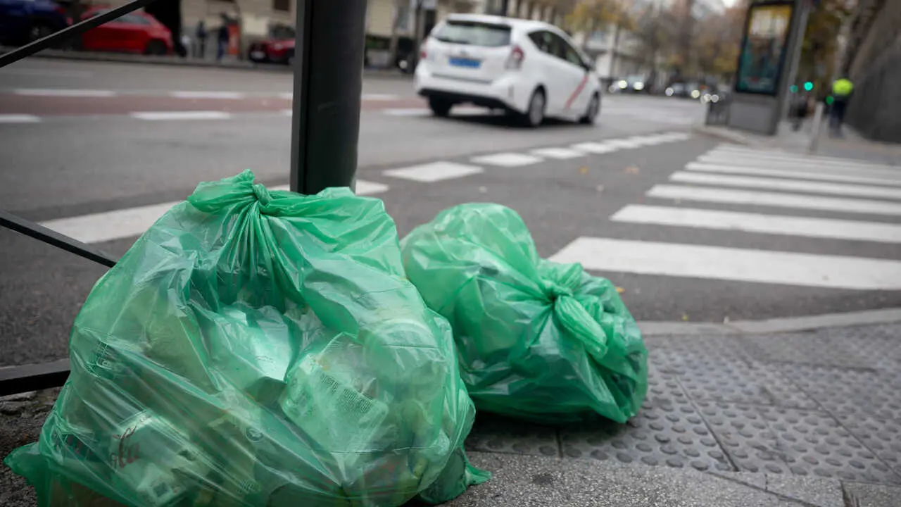 Archivo - Varias bolsas de basura, a 29 de diciembre de 2023, en Madrid (Espa&ntilde;a). 