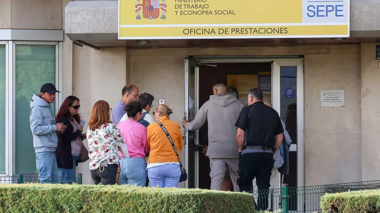 Archivo - Varias personas en la entrada de una oficina del Servicio P&uacute;blico de Empleo Estatal (SEPE) en Madrid (Espa&ntilde;a).