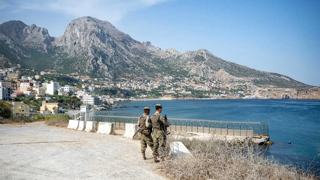 Dos militares vigilan la frontera entre Espa&ntilde;a y Marruecos, a 8 de septiembre de 2026, en Ceuta
