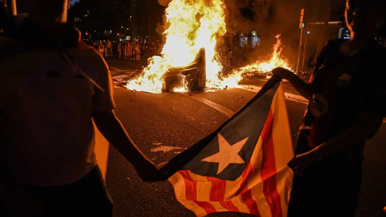 Varias personas queman contenedores tras la manifestaci&oacute;n por la Diada de Catalunya, a 11 de septiembre de 2026, en Barcelona, Catalunya (Espa&ntilde;a)