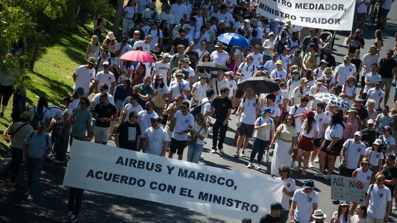 Numerosas personas portan una pancarta con lema 'Airbus  y marisco, acuerdo con el ministro' durante una manifestaci&oacute;n de empleados de Airbus, a 12 de septiembre de 2026, en Madrid (Espa&ntilde;a). 