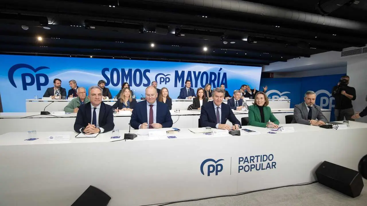 Archivo - El presidente del Partido Popular, Alberto N&uacute;&ntilde;ez Feij&oacute;o, preside la reuni&oacute;n de la Junta Directiva Nacional del partido, junto a El&iacute;as Bendodo, Miguel Tellado (2i), Cuca Gamarra y Juan Bravo, a 9 de febrero de 2026, en Madrid.